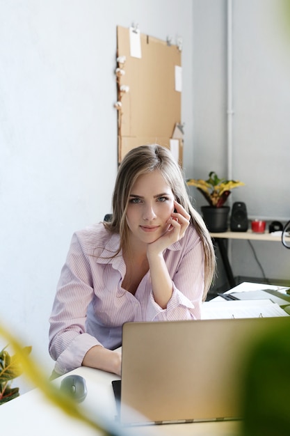 Mujer en la oficina