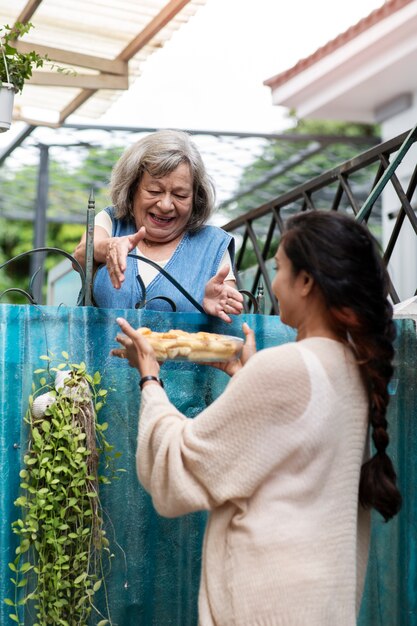 Mujer ofreciendo comida al vecino