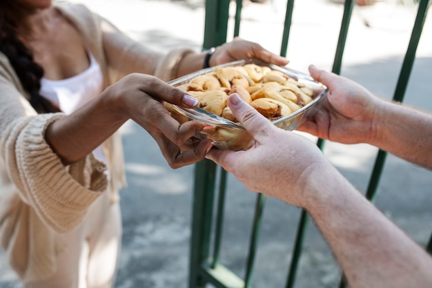Foto gratuita mujer ofreciendo comida al vecino