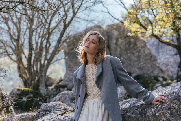 Mujer con los ojos cerrados en la naturaleza