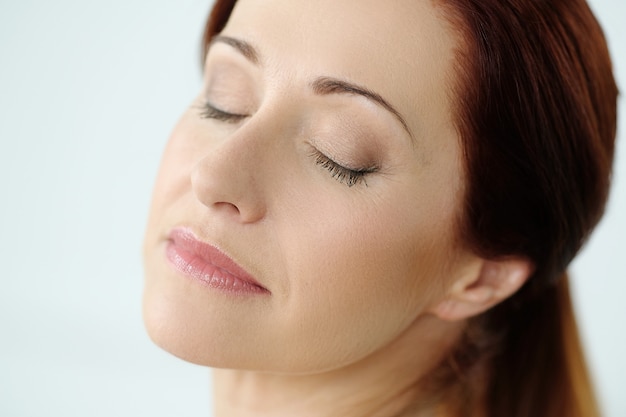 Mujer con los ojos cerrados