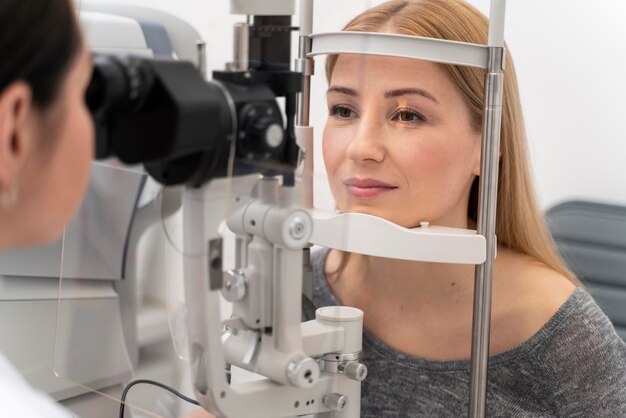 Mujer a ojos consultar Foto gratis