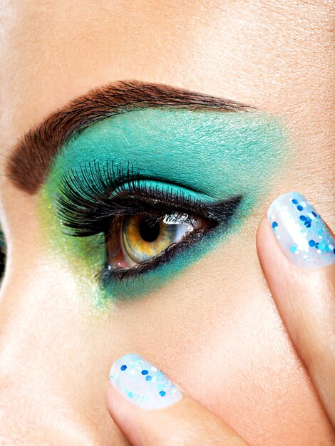 mujer ojos maquillaje verde vivo moda