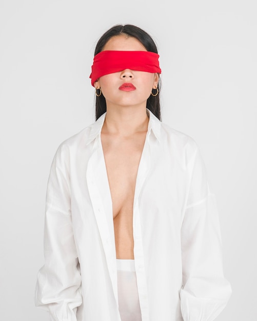 Mujer con los ojos vendados posando vista frontal