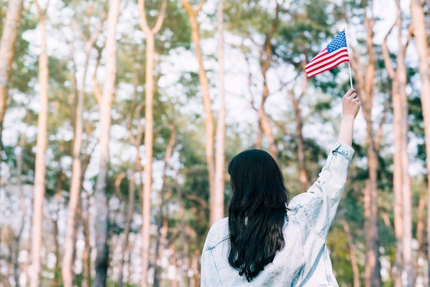 Mujer, ondeando, bandera estadounidense