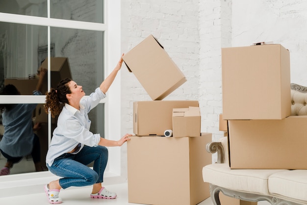 Mujer ordenando cajas después de la reubicación