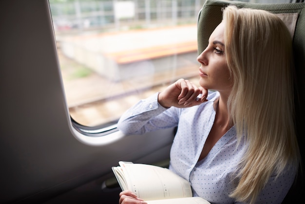 Mujer con organizador en el tren