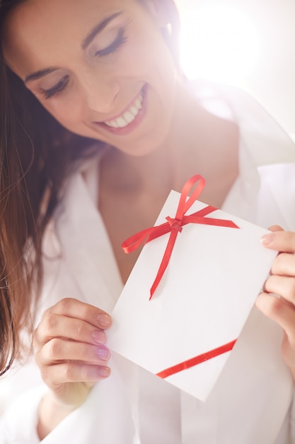 Mujer orgullosa con su tarjeta