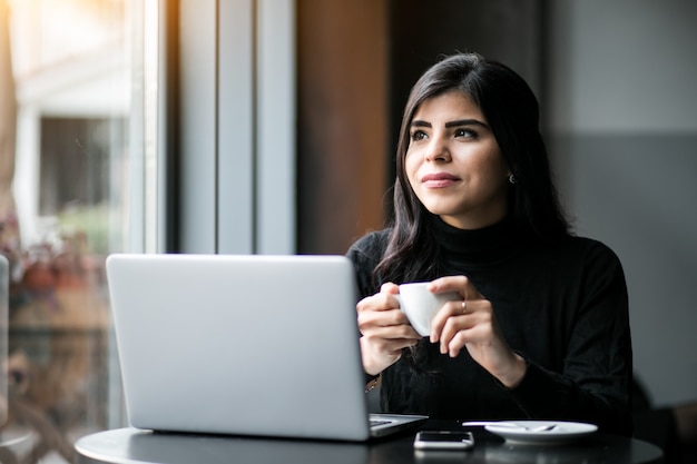 Mujer oriental en un café