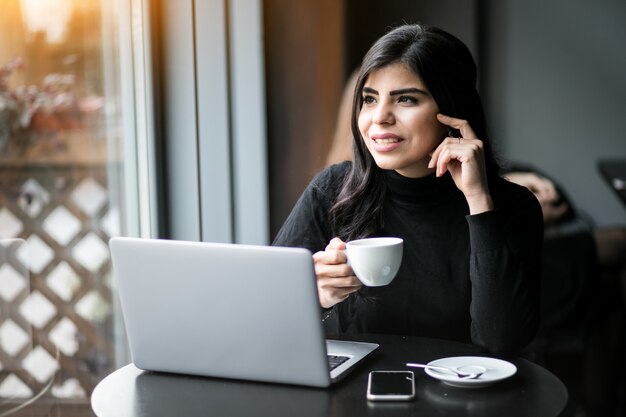 Mujer oriental en un café