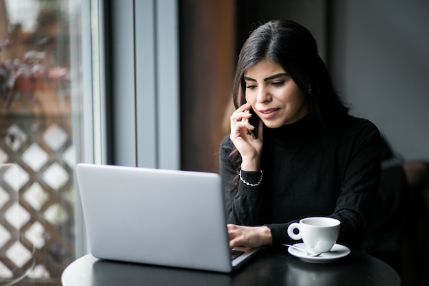 Mujer oriental en un café