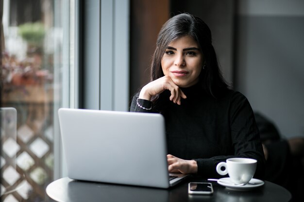 Mujer oriental en un café