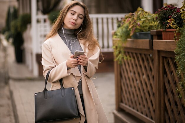 Mujer oriental con teléfono