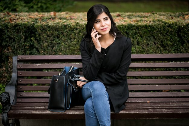 Mujer oriental con teléfono