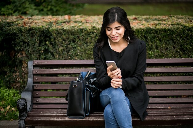 Mujer oriental con teléfono