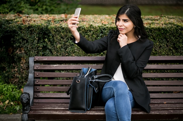 Mujer oriental con teléfono