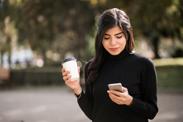 Mujer oriental con teléfono