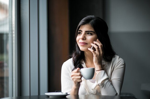 Mujer oriental con teléfono