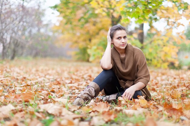 Mujer en otoño parque