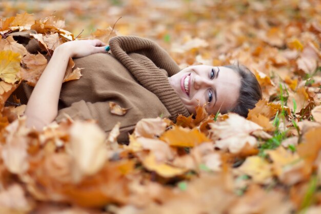 Mujer en otoño parque