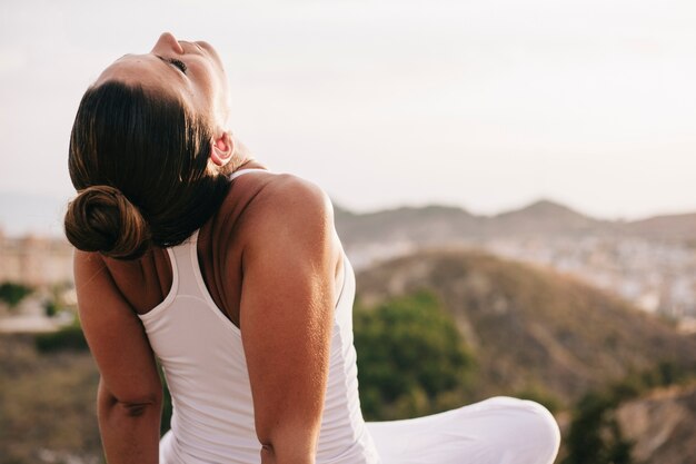 Mujer pacifica al aire libre