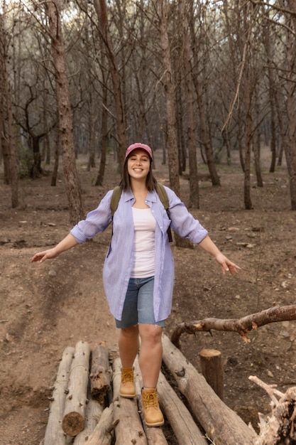 Mujer pacífica disfrutando de la naturaleza