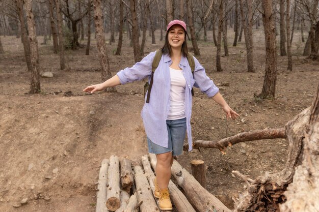 Mujer pacífica disfrutando de la naturaleza