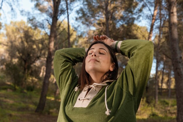 Mujer pacífica disfrutando de la naturaleza