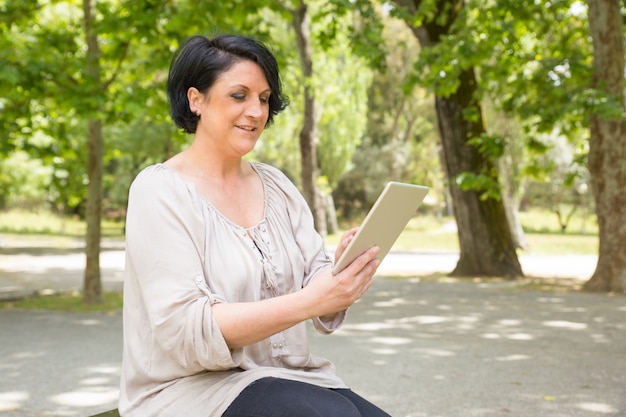 Mujer pacífica feliz que consulta internet