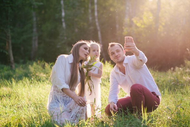 Mujer padre juntos sonrisa verano