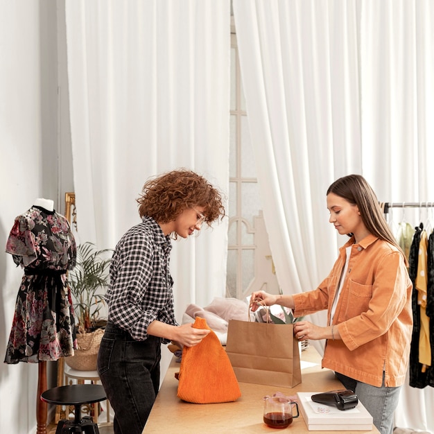 Mujer pagando ropa en tienda