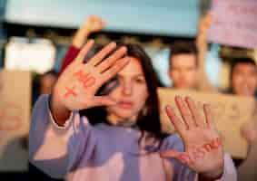 Foto gratuita mujer con palabras en las palmas de cerca