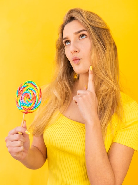 Mujer con paleta de pensamiento