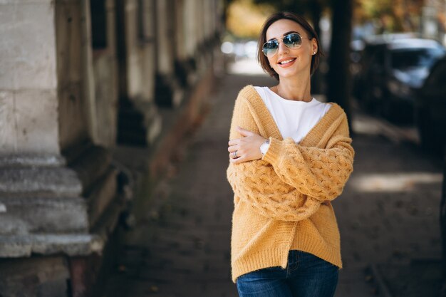 Foto gratuita mujer en paños calientes afuera en el parque otoño