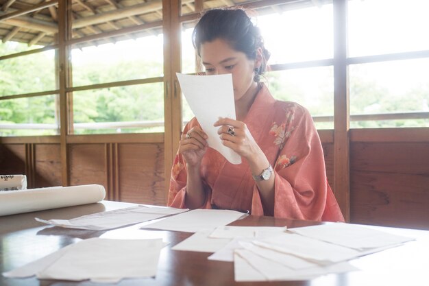 Mujer con papel especial para origami