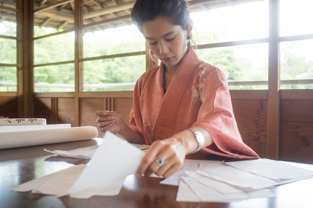 Foto gratuita mujer con papel especial para origami