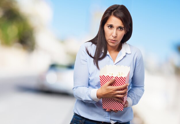 Mujer con un paquete de palomitas