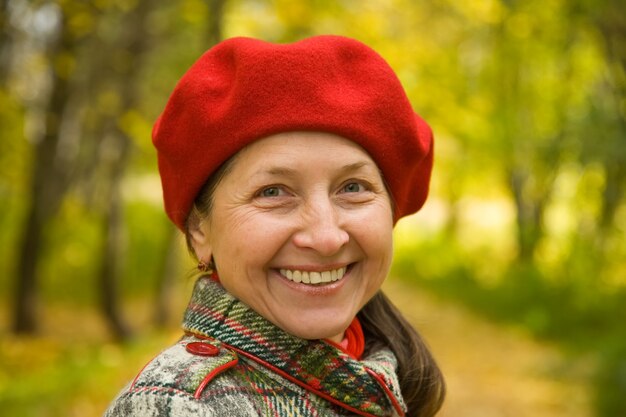 Mujer en el parque de otoño