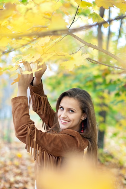 Foto gratuita mujer en el parque de otoño