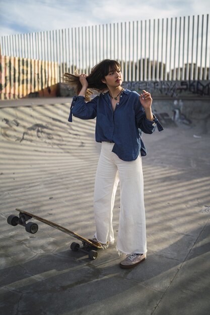 Mujer en el parque con una patineta