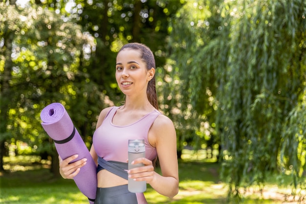 Mujer en el parque en ropa deportiva