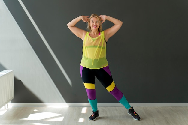 Mujer participando en la clase de zumba