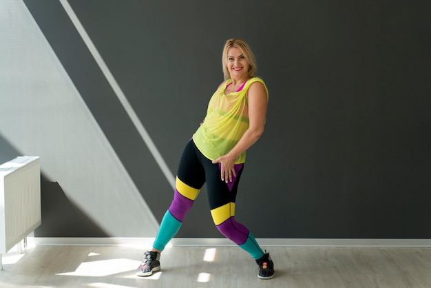 Mujer participando en la clase de zumba