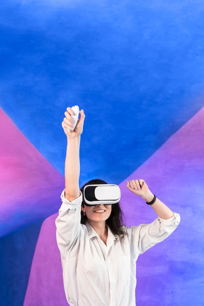 Mujer pasando un buen rato con casco de realidad virtual