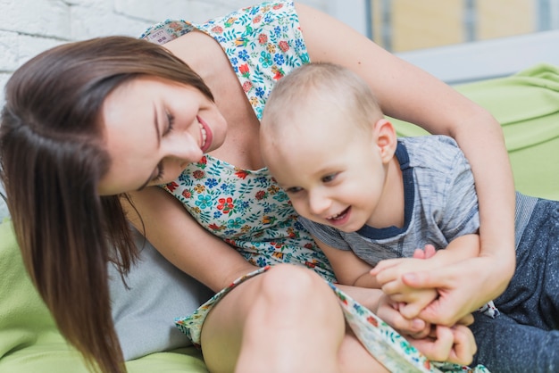 Foto gratuita mujer pasando un buen rato con su hijo