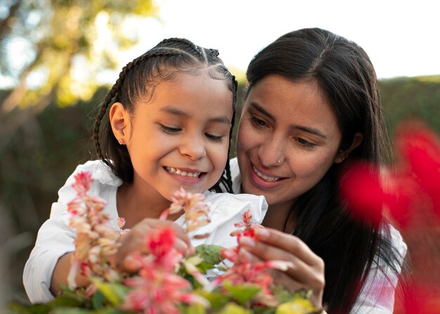 Mujer pasando el día de la madre con su hija al aire libre en el parque