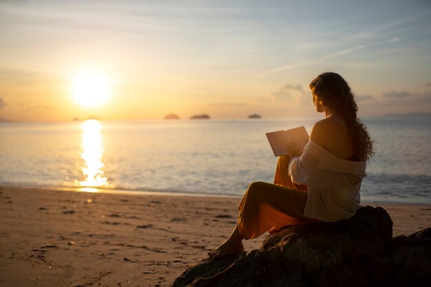 Mujer pasando un día sola en la playa