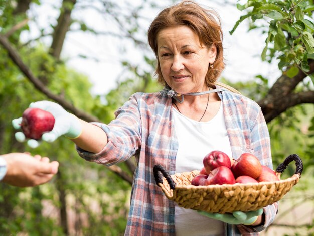 Mujer pasando una manzana a un hombre