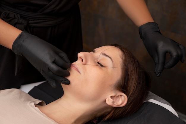 Mujer pasando por un procedimiento de microblading