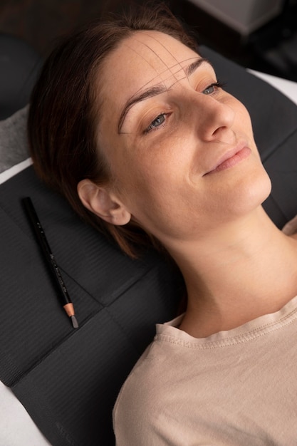 Mujer pasando por un procedimiento de microblading